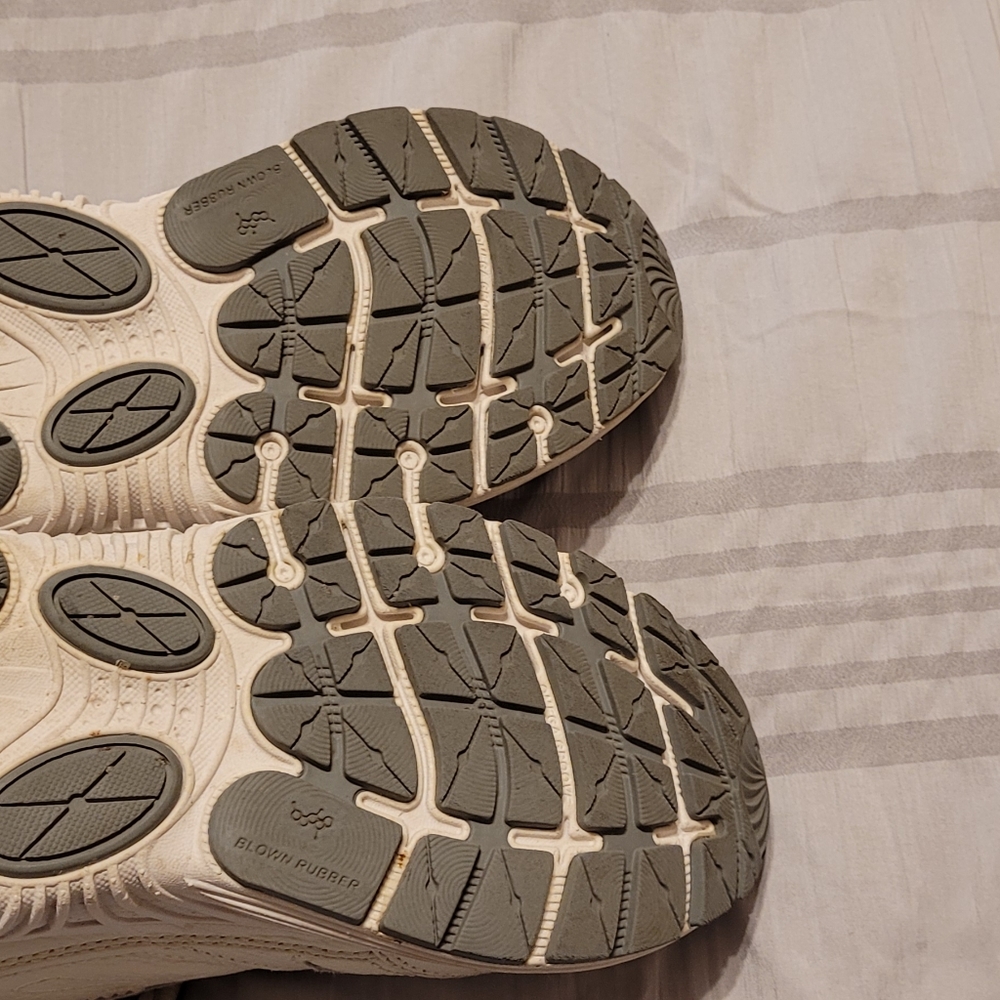 Brooks walking shoes